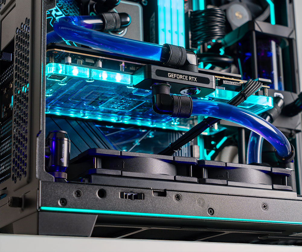Alphacool mid Kit with blue liquid